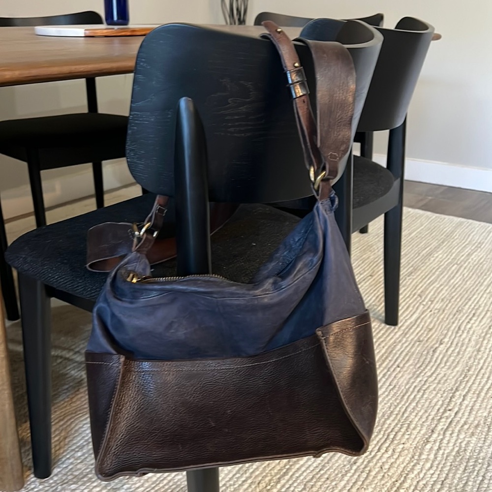 AS 98 tote bag with zipper and 2 straps.